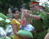 Công an thị xã Phước Long trao tặng quà cho đồng bào dân tộc S’tiêng thôn 7 và hộ nghèo xã Long Giang