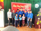Chi đoàn Văn phòng HĐND-UBND thị xã phối hợp cùng xã đoàn Phước Tín thăm và tặng quà cho học sinh có hoàn cảnh khó khăn trên địa bàn xã nhân dịp xuân mới Mậu Tuất năm 2018