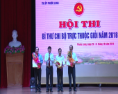 Phó Bí thư thường trực Thị ủy Phước Long – Trần Quang Minh trao giải toàn đoàn cho 3 Đảng bộ.