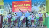 Trao tặng xe đạp cho các em học sinh nghèo, học sinh có hoàn cảnh khó khăn xã Phước Tín