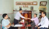 Phó bí thư thường trực Thị ủy, Chủ tịch HĐND thị xã Phước Long Lê Thanh Sơn thăm, tặng quà đối tượng chính sách xã Phước Tín