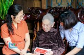 Bí thư Thị ủy Phước Long Huỳnh Thị Thùy Trang thăm, tặng quà mẹ Việt Nam Anh hùng, các đối tượng chính sách phường Phước Bình