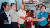 UV.BTVTU, TB Dân vận kiêm CT.UBMTTQVN thị xã Bùi Thị Thúy thăm tặng quà các gia đình chính sách trên địa bàn phường Long Thủy