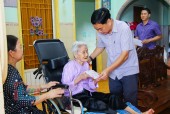 PCT UBND thị xã Nguyễn Văn Dũng thăm, chúc Tết cơ sở Tôn giáo, gia đình chính sách xã Phước Tín