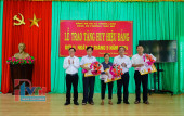 Đảng bộ phường Thác Mơ tổ chức Lễ trao tặng huy hiệu đảng