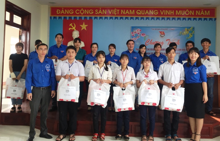 Thị đoàn Phước Long trao tặng 90 phần quà nhân dịp xuân Mậu Tuất năm 2018