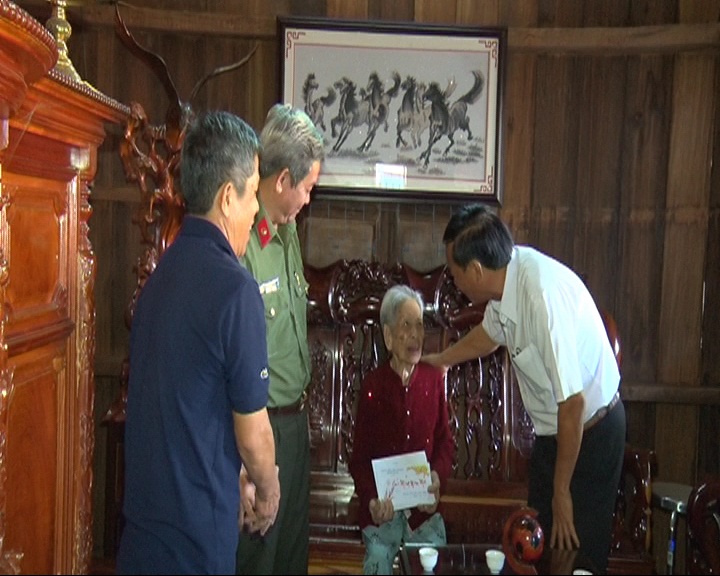 Lãnh đạo thị ủy Phước Long thăm và chúc Tết mẹ Việt Nam anh hùng và các đồng chí nguyên lãnh đạo thị xã qua các thời kỳ