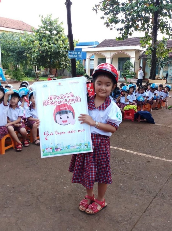 Thị xã Phước Long tổ chức chương trình trao tặng mũ bảo hiểm cho trẻ em năm 2018